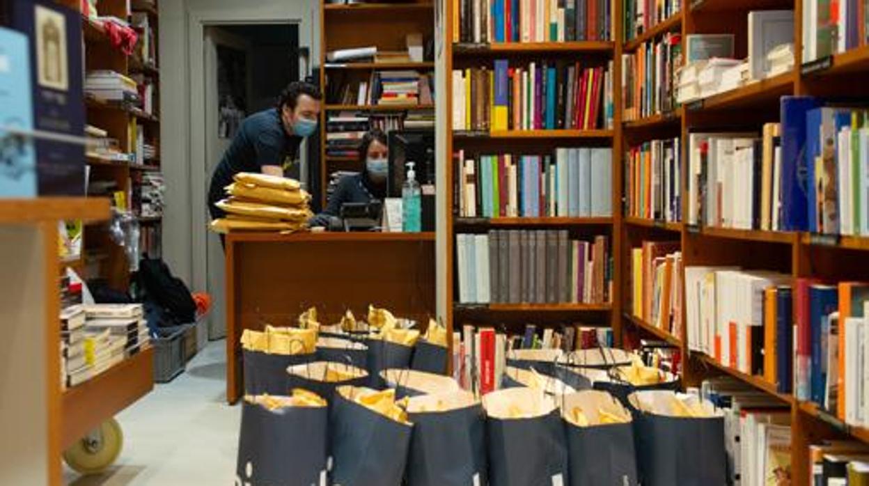 Pedidos preparados en la librería Laie durante el pasado Sant Jordi