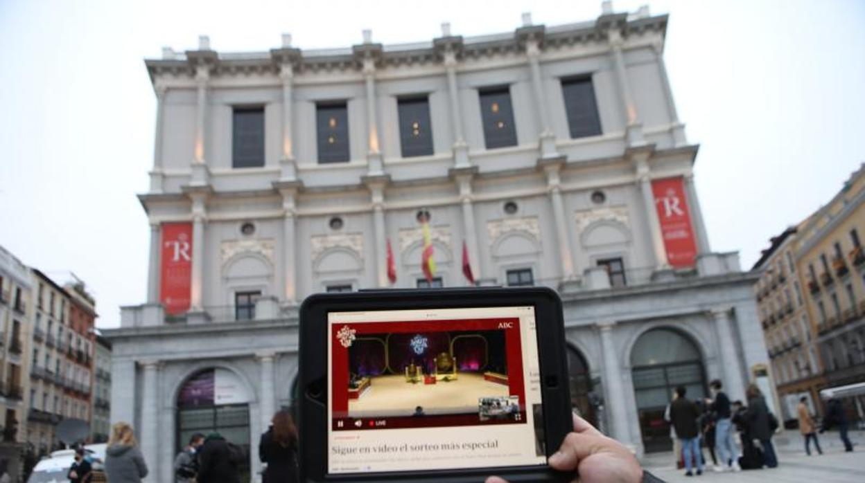 El exterior del Teatro Real donde se está celebrando el sorteo de la Lotería de Navidad 2020