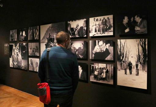 La muestra incluye fotografías del escritor con autores coetáneos como Cela, Martín Gaite o Francisco Umbral, entre otros