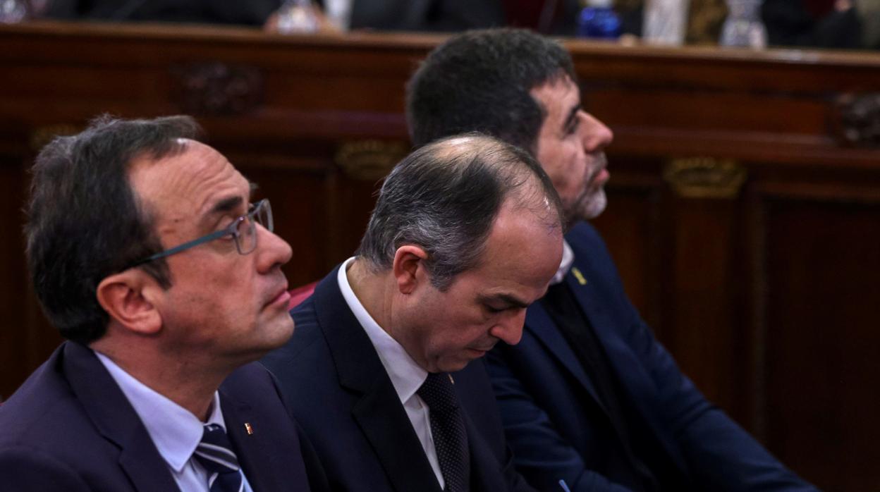 Josep Rull, a la izquierda, y Jordi Turull, en el centro, junto a Jordi Sànchez en el juicio del procés