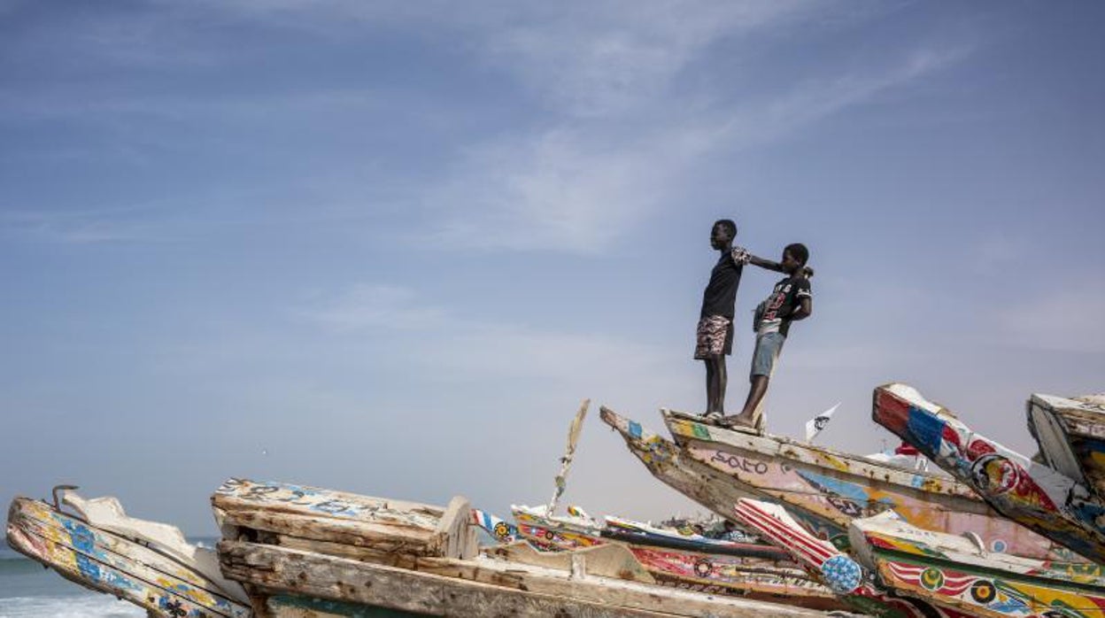 Cayucos en las playas de Nuatchok, Mauritania