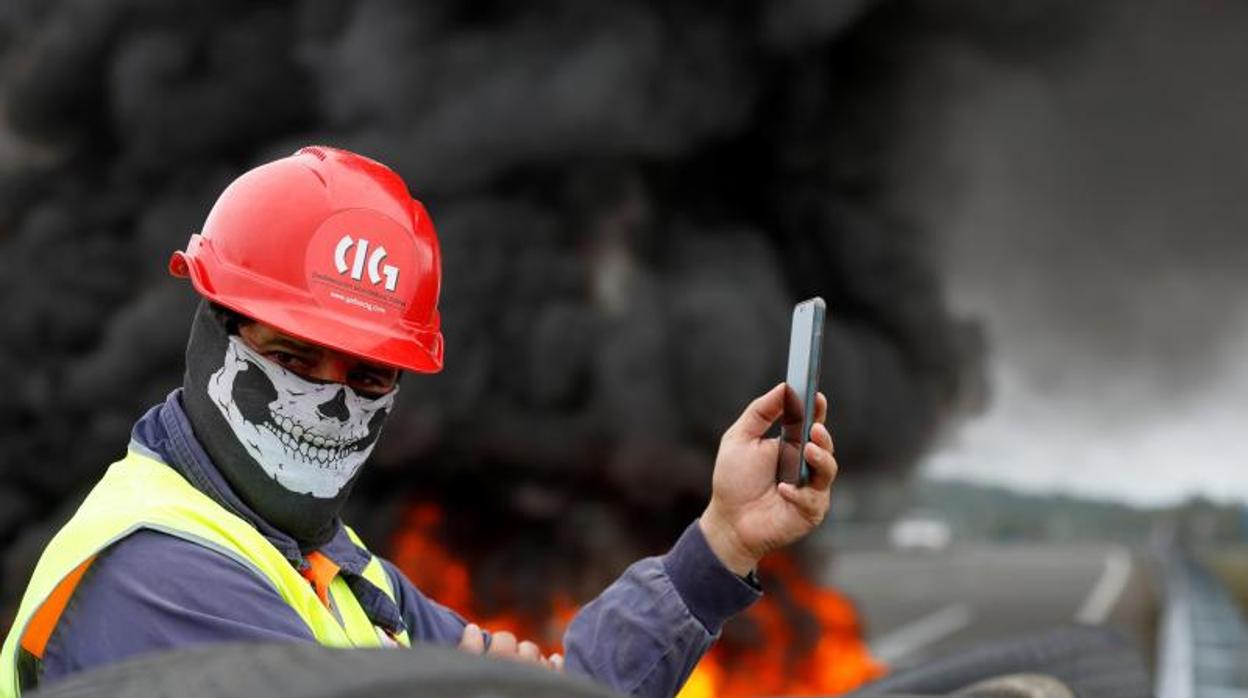 Los trabajadores de Alcoa cortaron ayer el tráfico para exigir una solución que evite el cierre de la factoría