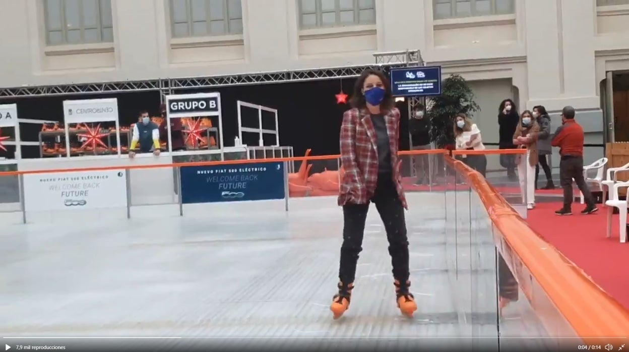 Andrea Levy, en la pista de hielo instalada en el Ayuntamiento de Madrid