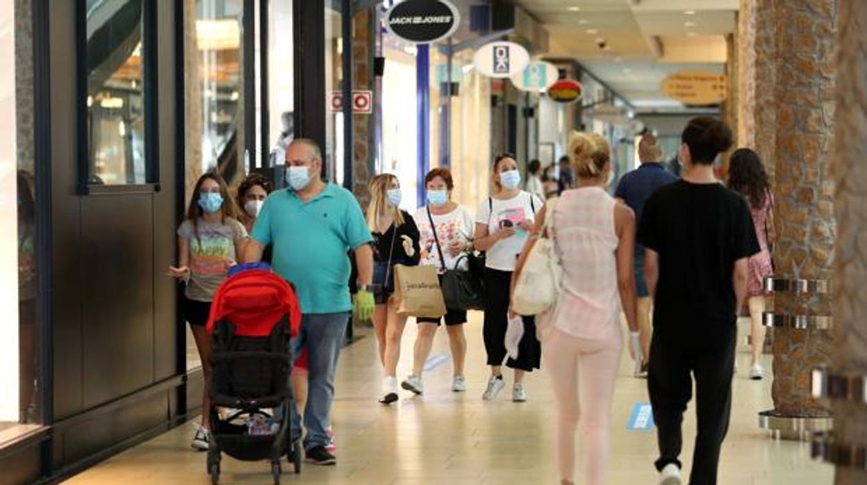 Personas paseando por el centro comercial Luz del Tajo en Toledo