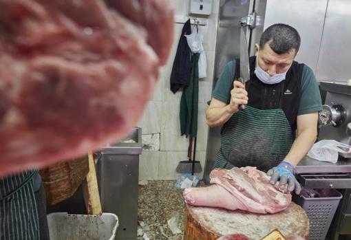 Las paletas de cerdo enteras para asar son uno de las carnes más demandadas en el Mercado de Maravillas. En algunos puestos, muy por encima, del cordero y el cochinillo