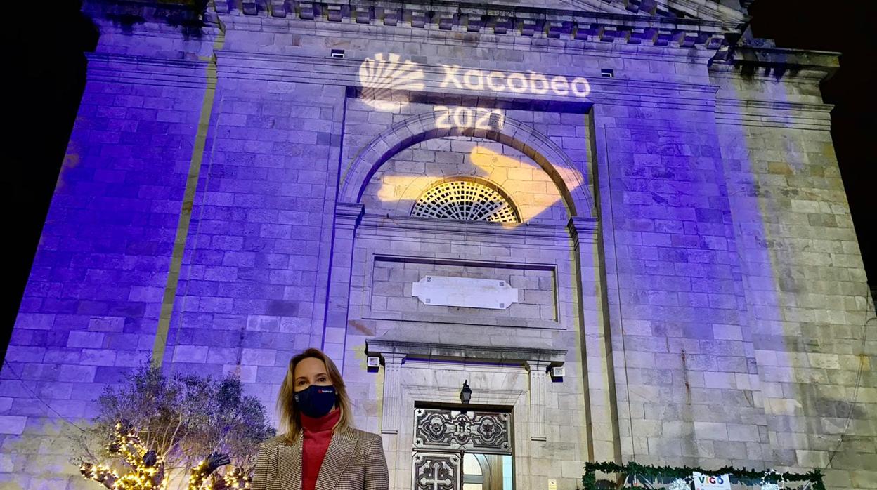 La delegada de la Xunta en Vigo posa con la Concatedral de la ciudad iluminada