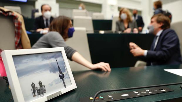 El «christmas» con la imagen del fotoperiodista de ABC Ángel de Antonio, en el Pleno de Cibeles