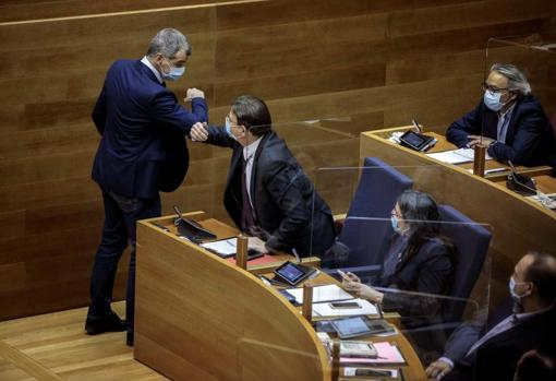 Toni Cantó y Ximo Puig se saludan en Les Corts Valencianes, en el debate de los presupuestos