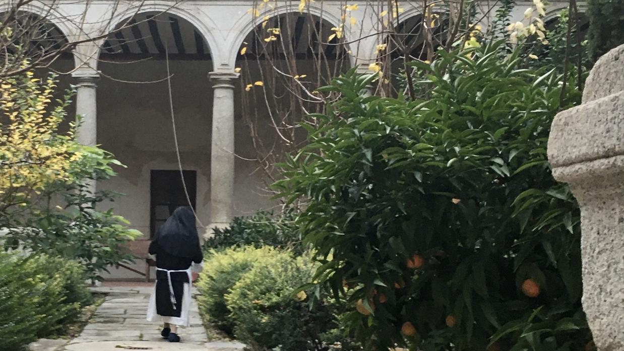Una monja camina por el claustro del convento de San Clemente de Toledo