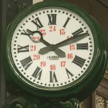 Reloj de la antigua Estación de las Delicias, de Madrid, con las horas añadidas en color rojo