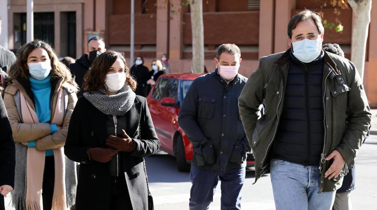 Ayuso y Núñez, en primer plano, durante su visita a Toledo