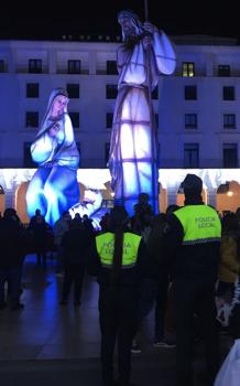 Junto al belén monumental en la plaza del Ayuntamiento