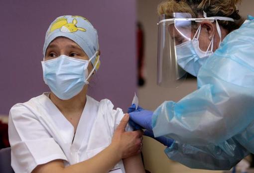 Mónica, una auxiliar de enfermería y la trabajadora más joven de la residencia de mayores Los Olmos, ha sido la primera sanitaria en recibir la vacuna contra la covid-19