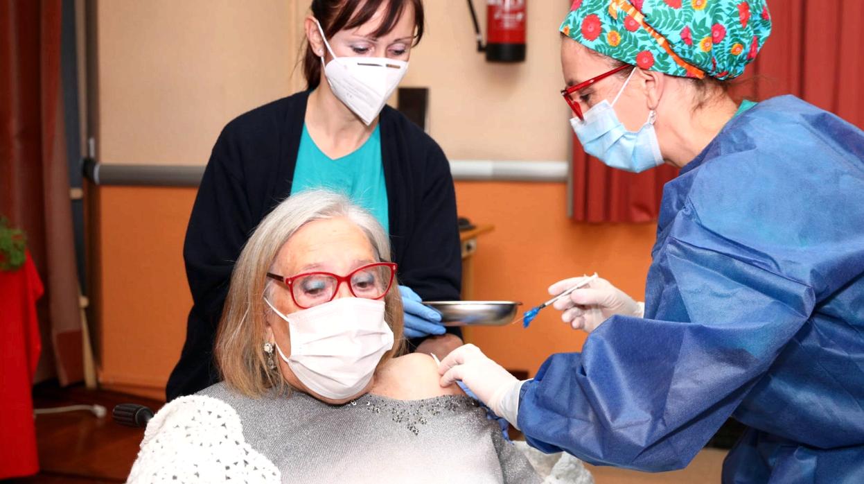 Emilia Nájera, de 80 años, la primera aragonesa que ha recibido la vacuna contra el Covid