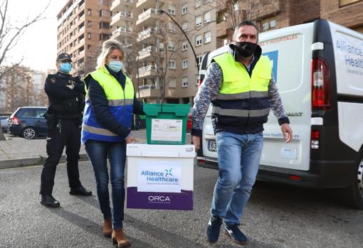 Distribución de las vacunas a las primeras residencias de tercera edad en las que ha comenzado la vacunación contra el Covid en Aragón