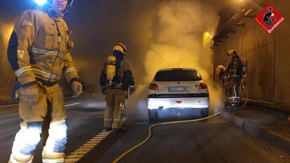 Vídeo del peligroso incendio de un coche en el túnel de la A-70 en Alicante