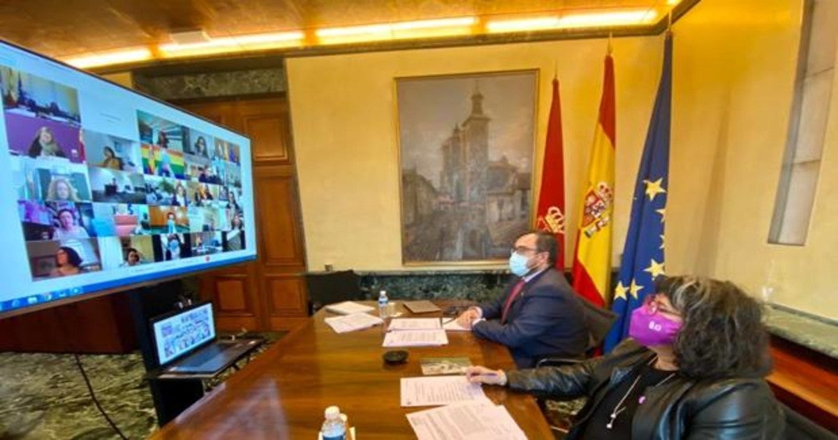 El consejero Remírez y la directora del INAI, Eva Istúriz, durante una reunión.