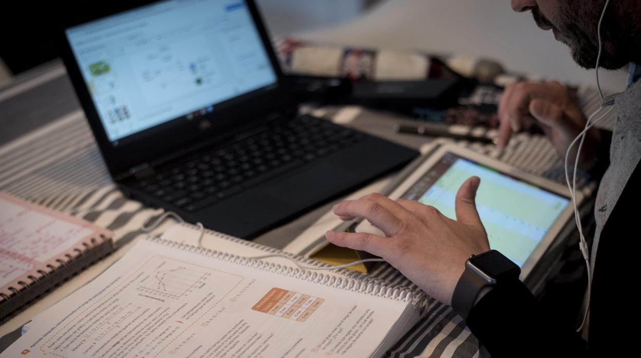 Un profesor de primaria da sus clases online