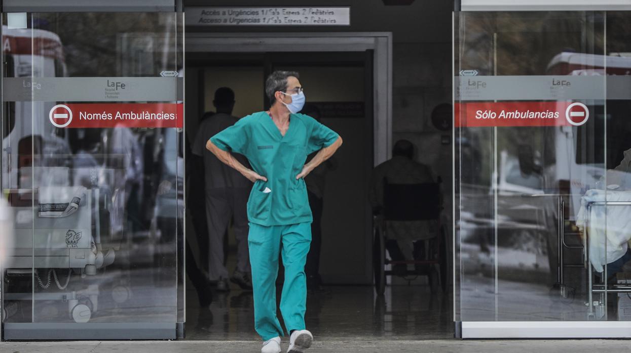 Imagen de personal sanitario a las puertas de Urgencias del Hospital La Fe de Valencia