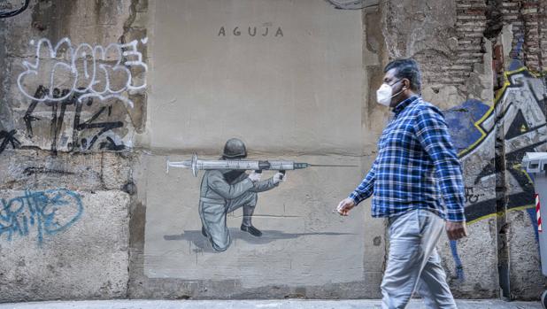 Un militar armado con una vacuna: el grafitero valenciano Escif ilustra la vacunación del coronavirus