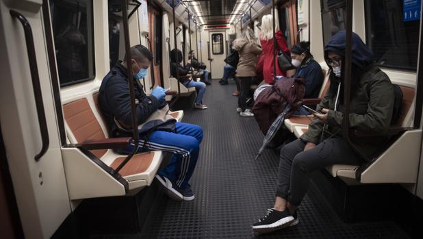 Detenido un individuo tras amenazar a viajeros del Metro: «Corred, hay un hombre con un cuchillo»