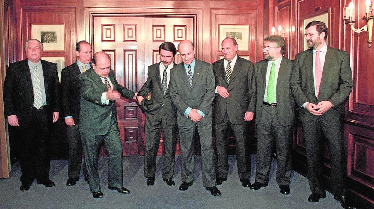 Alavedra, Rato, Pujol, Aznar, Duran i Lleida, Molins, Sánchez Llibre y Rajoy en 1996, tras la firma del Pacto del Majestic