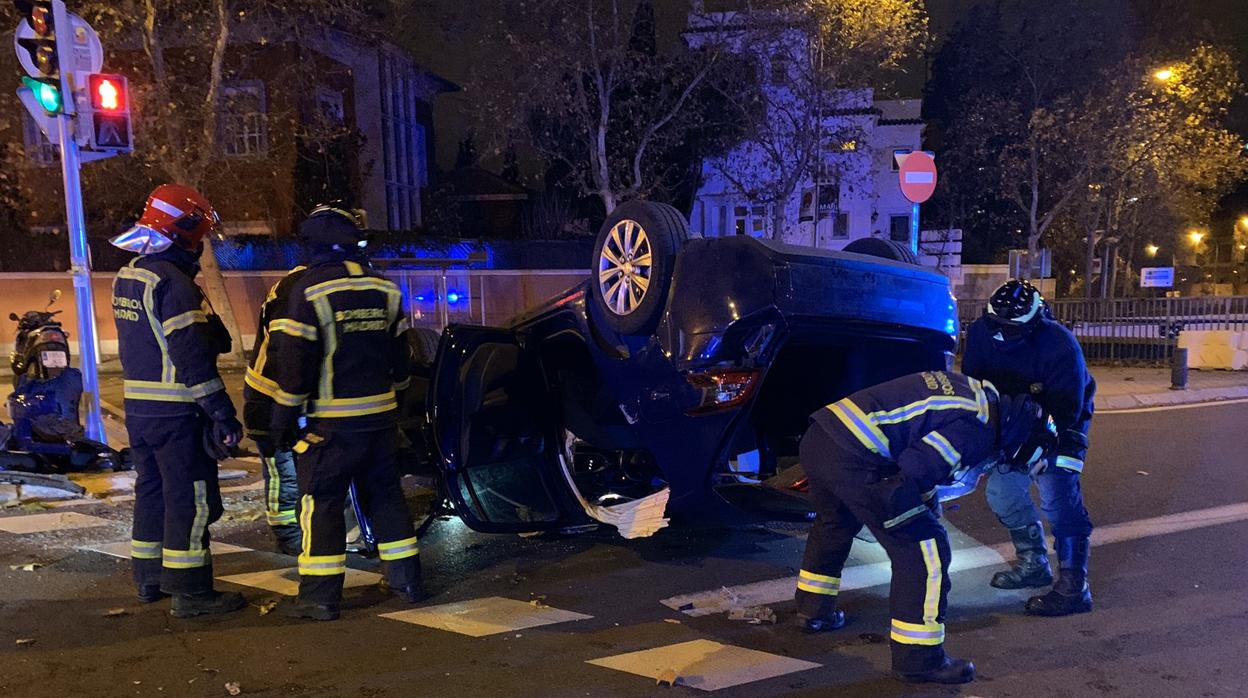 Los bomberos trabajan para rescatar al joven accidentado