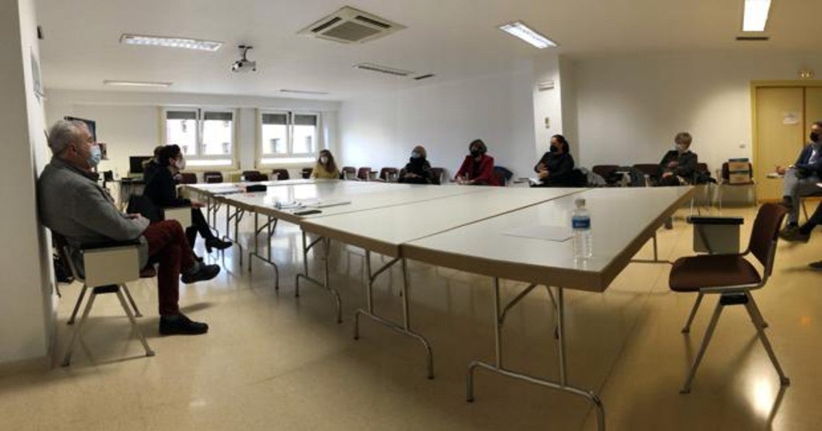 Carlos Artundo, a la izquierda, en una reunión con los representantes culturales de Navarra.