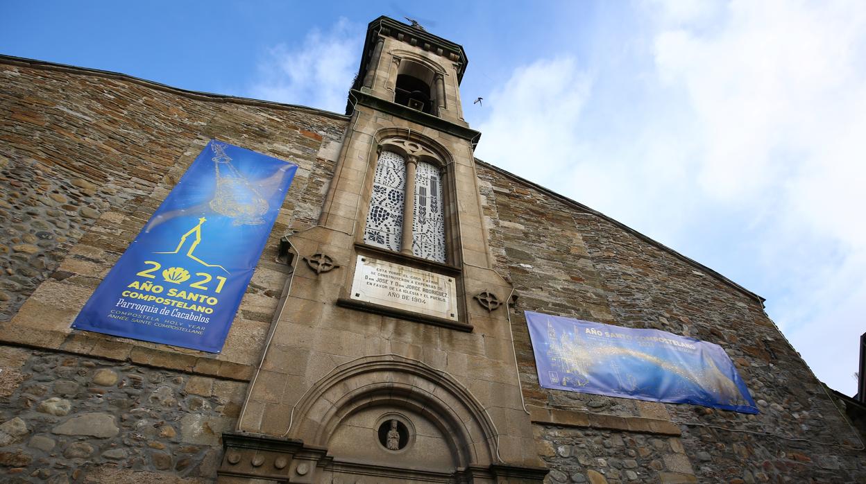 La parroquia de Cacabelos (León), coloca dos lonas en la fachada de la iglesia con imágenes como el botafumeiro o la fachada del Obradoiro de la catedral de Santiago