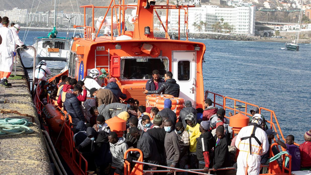 Inmigrantes en un barco de Salvamento Marítimo