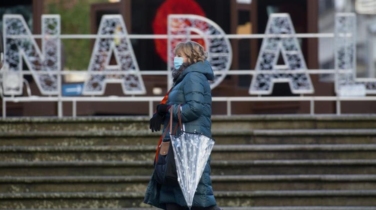 Una vecina de Lugo retratada ante un cartel luminoso esta semana