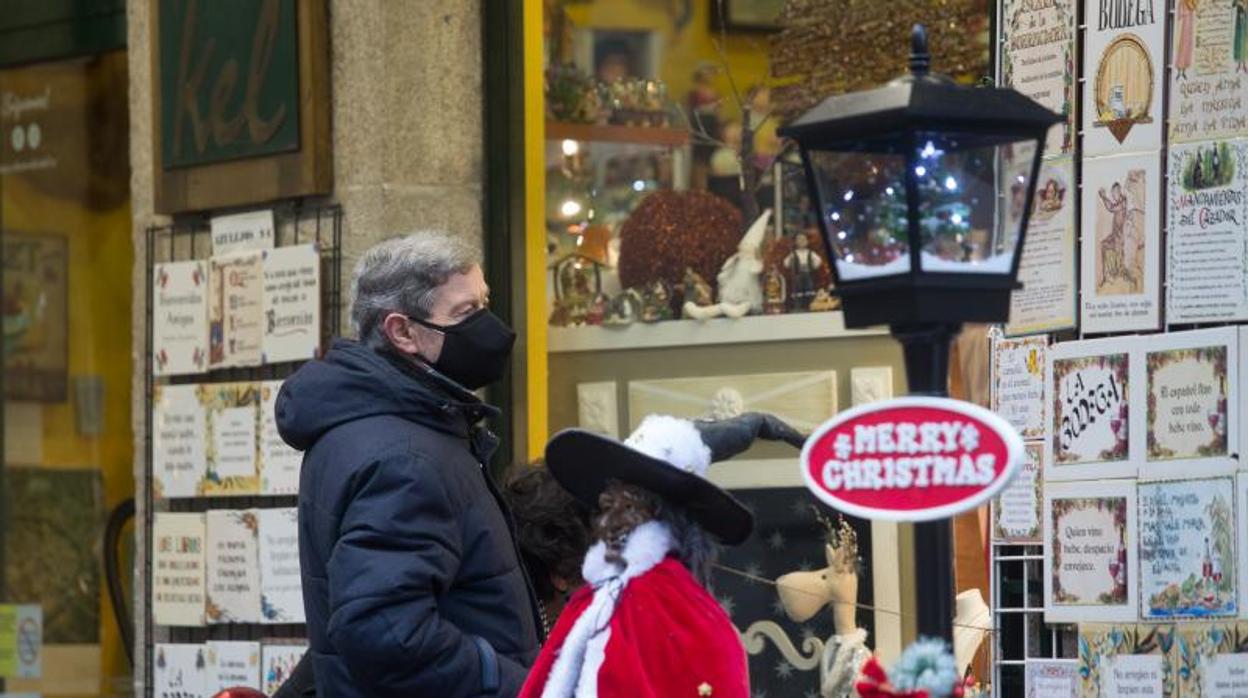 Un vecino de Lugo, ante un comercio con decoración navideña