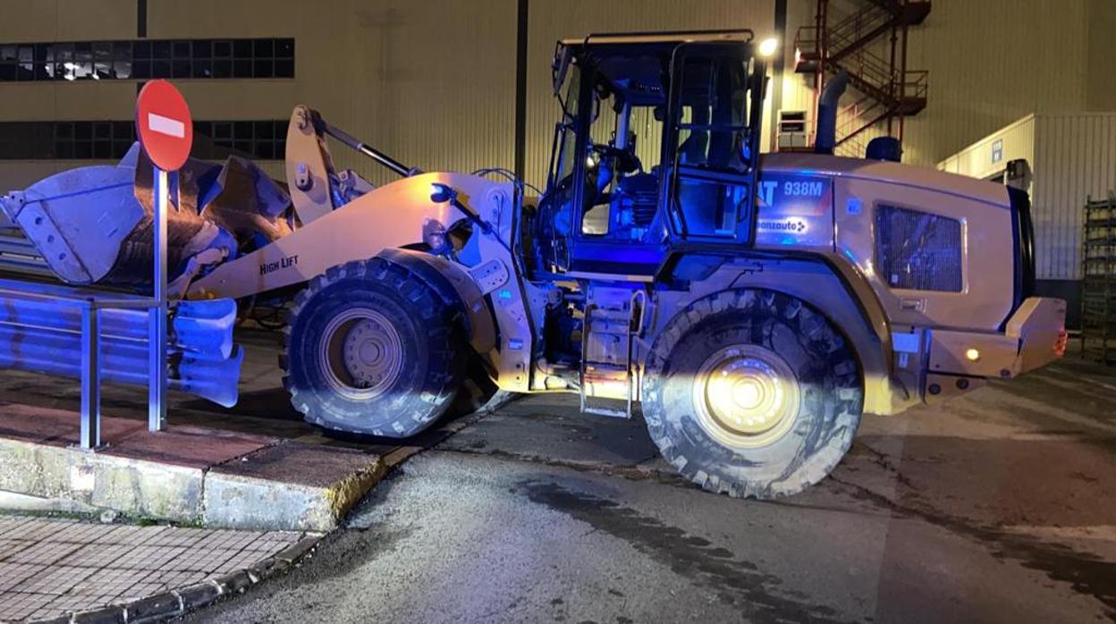 Un exempleado roba una excavadora y destroza medio centenar de furgonetas en la planta de Mercedes de Vitoria