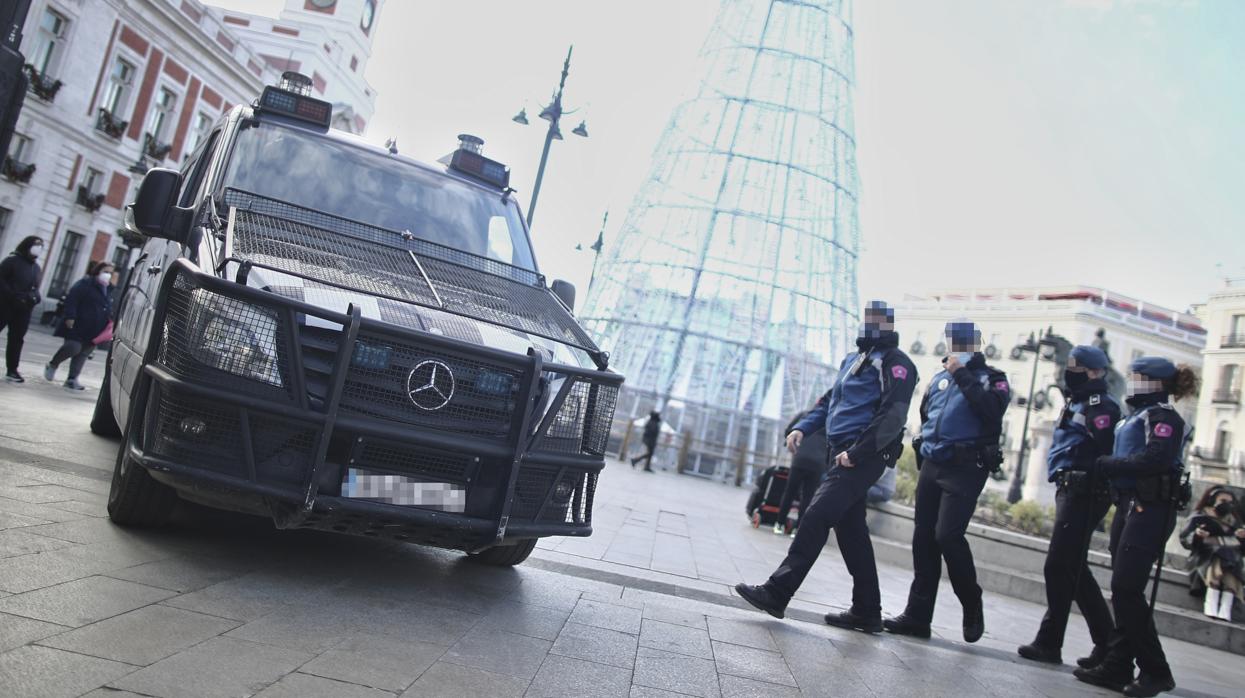 Los agentes blindan, ayer, la Puerta del Sol para evitar aglomeraciones
