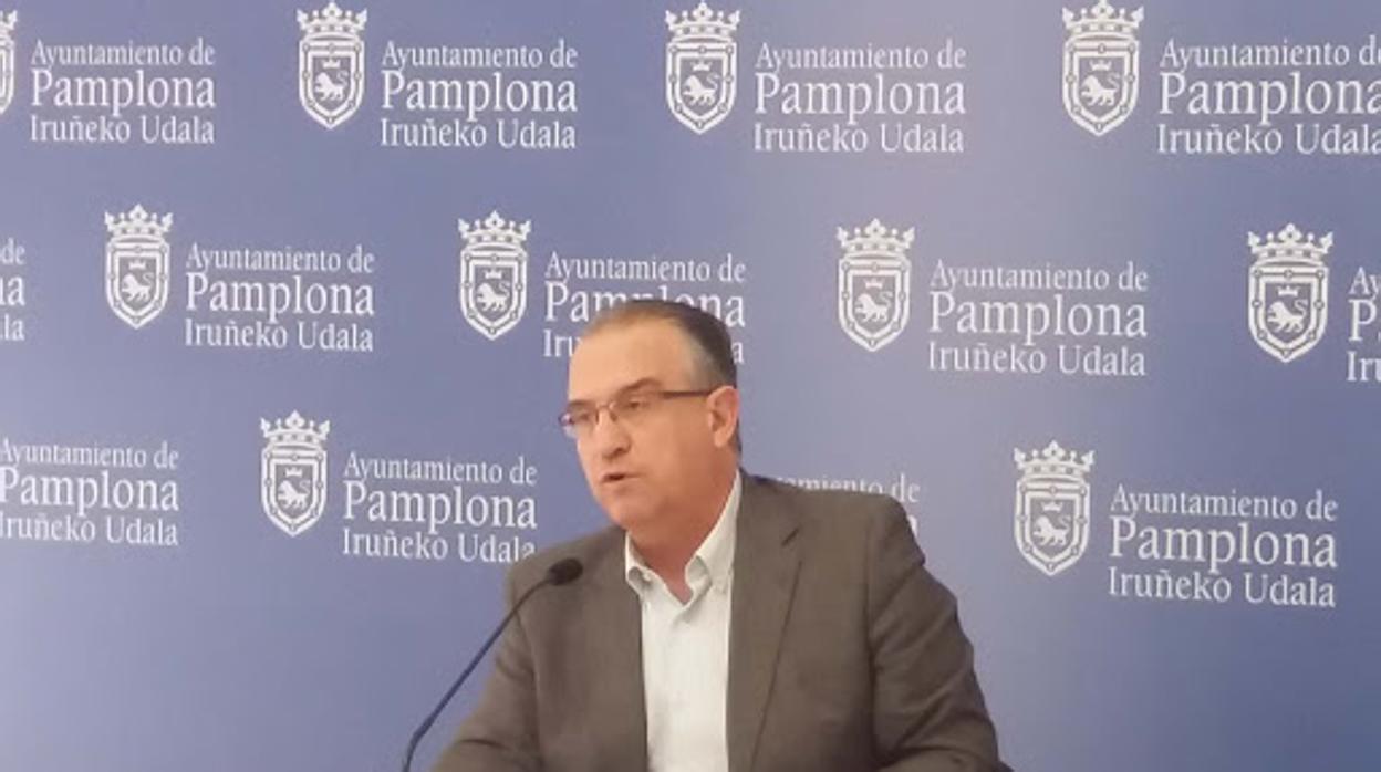 El alcalde de Pamplona, Enrique Maya, en una rueda de prensa.