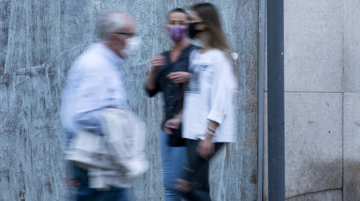 Imagen de personas con mascarilla por el coronavirus en el centro de Valencia