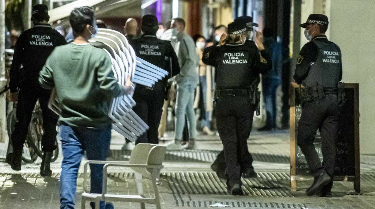 Imagen de archivo de un control policial previo al toque de queda en Valencia