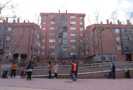 Varias personas hacen cola en la parroquia de San Juan de Dios, en Vallecas