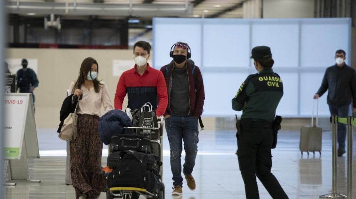 Viajeros llegando al aeropuerto Adolfo Suárez Madrid-Barajas