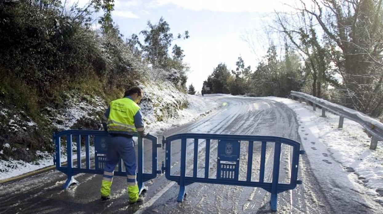 El acceso al monte Naranco permanece cortado tras la nevada caída este sábado