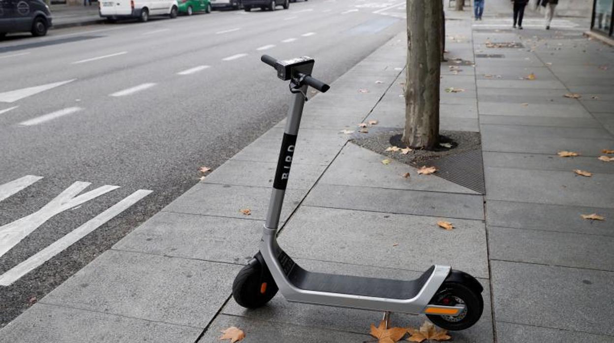 Un patinete estacionado en una acerda del centro de Madrid