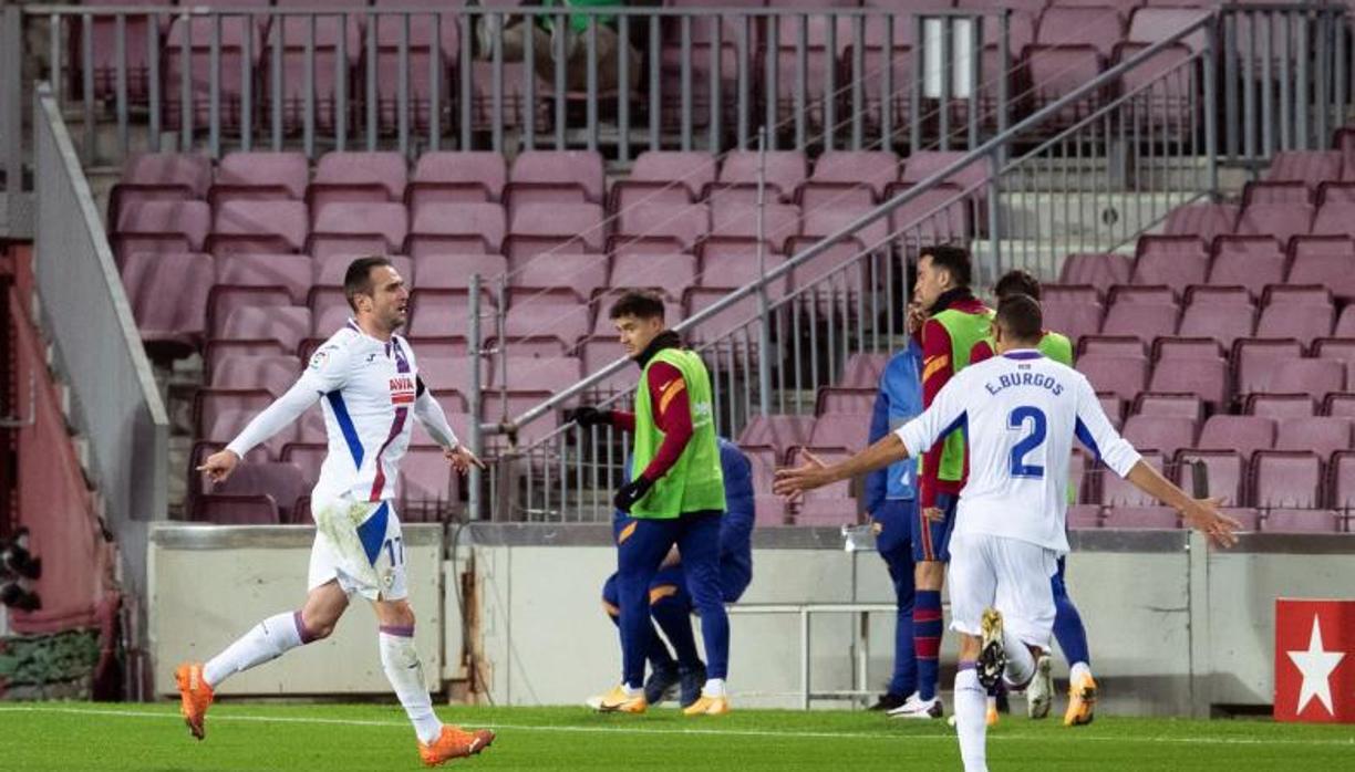 Kike García celebra el gol que le marcó al Barça en el Camp Nou