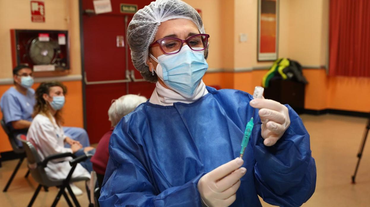 Una sanitaria prepara una dosis de la vacuna del Covid en una residencia de ancianos