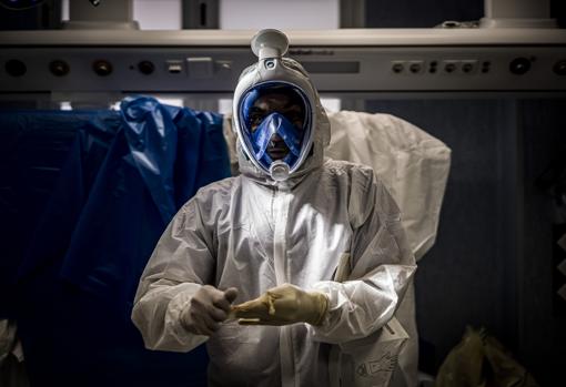 Imagen de archivo de un sanitario protegido contra el coronavirus en un hospital de Valencia