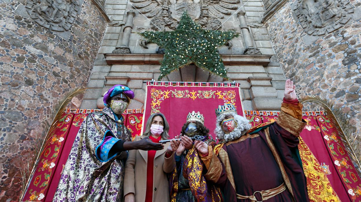 Los Reyes Magos con la alcaldesa en la puerta de Bisagra