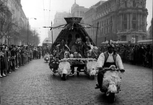 La carroza real que en 1959 se ideó para ser tirada por varias motos Vespa convenientemente adornadas para Sus Majestades