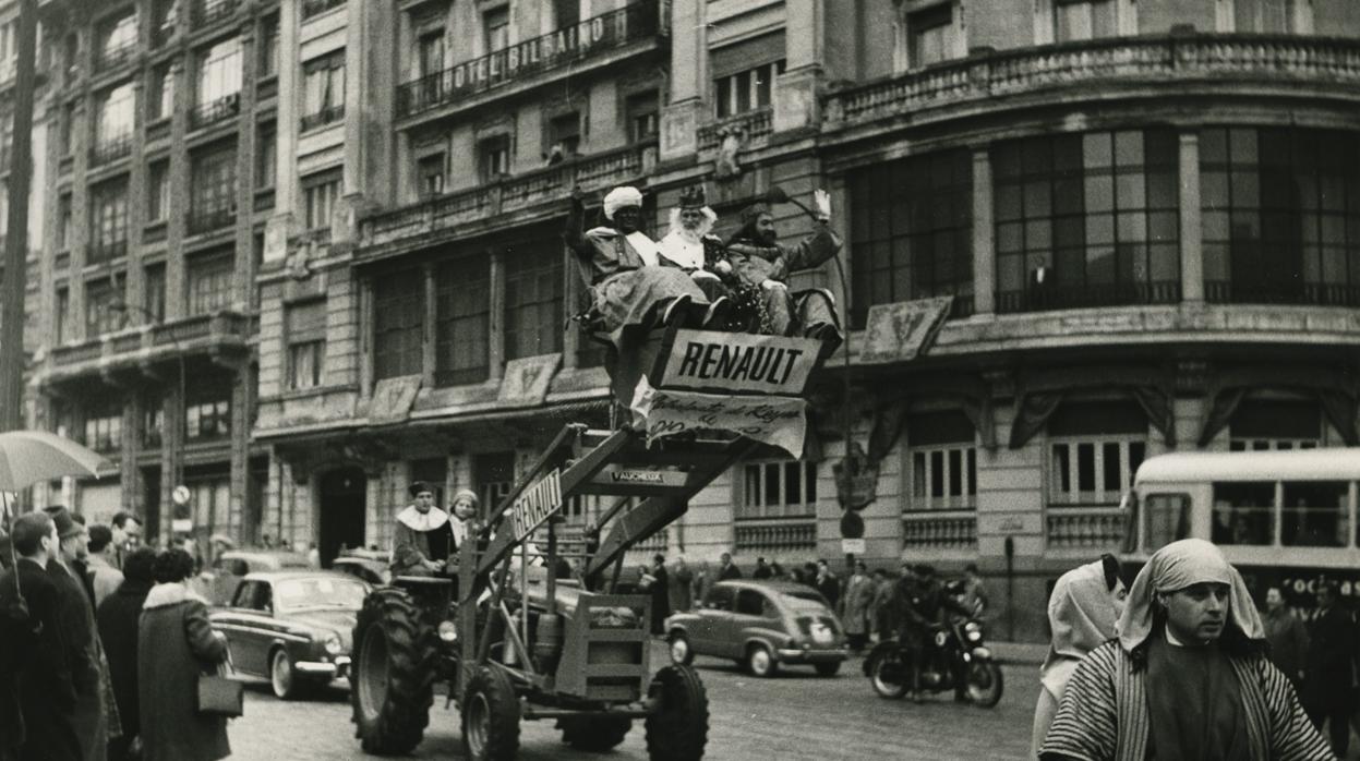 Los Reyes Magos a bordo de la pala de una máquina excavadora en 1963