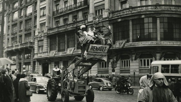 Un siglo de cabalgatas en Madrid: Del reparto en Vespa a los dromedarios de «Lawrence de Arabia»