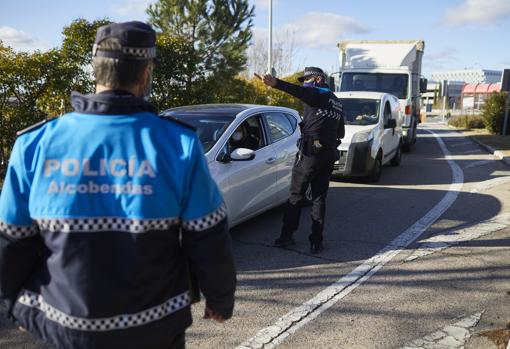 Agentes de la Policía Local de Alcobendas realizan, ayer, un control en una de las entradas