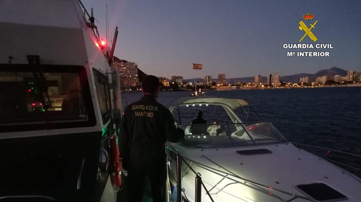 Imagen de un agente de la Guardia Civil junto al yate de la fiesta